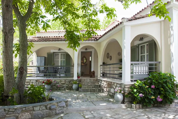 Front steps and flower beds in the shade of the big tree