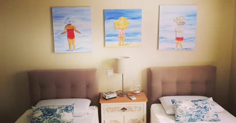 The twin bedroom under the three beach paintings